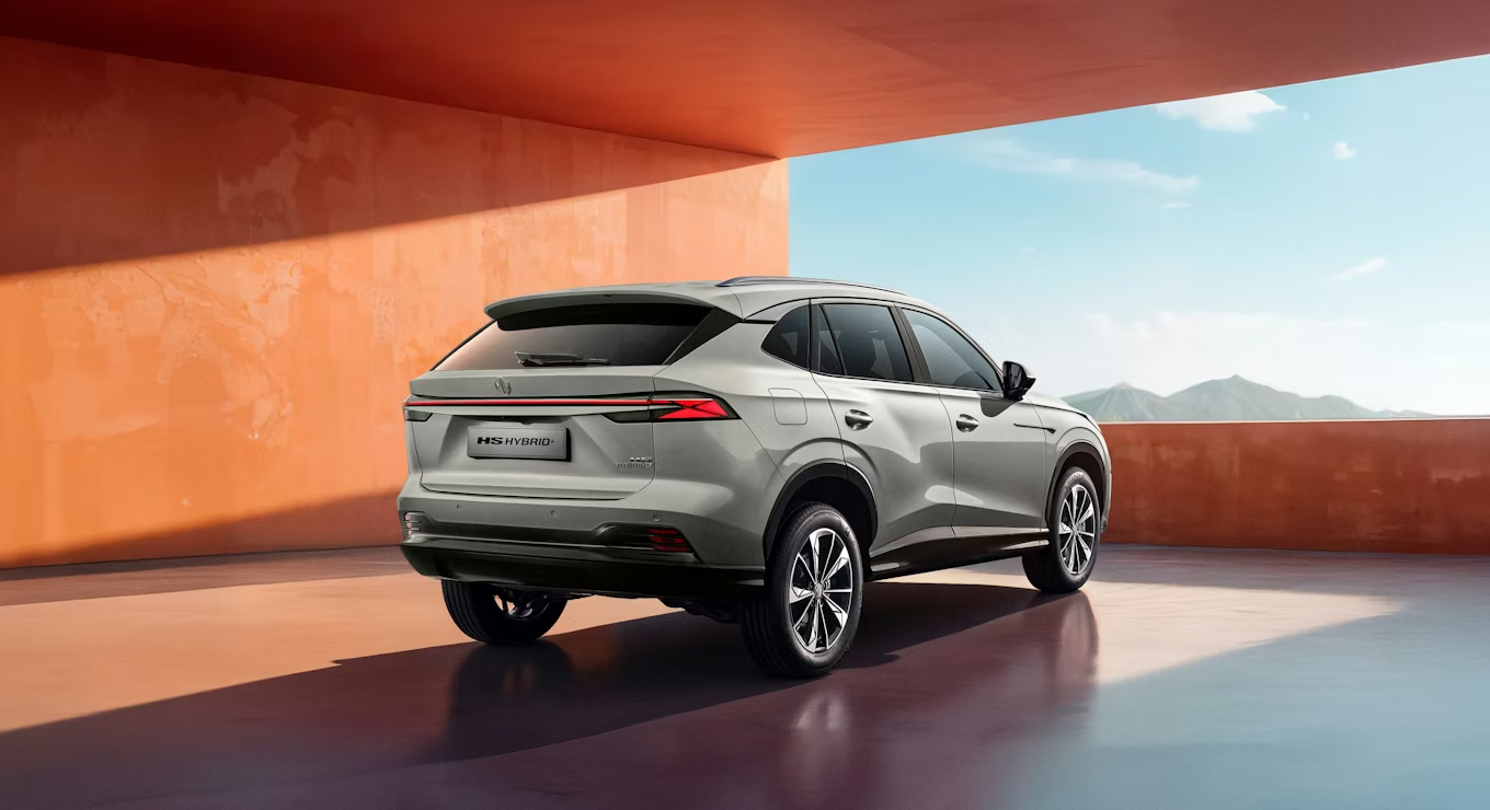 MG HS Hybrid+ Heckansicht mit Rückleuchtenleiste